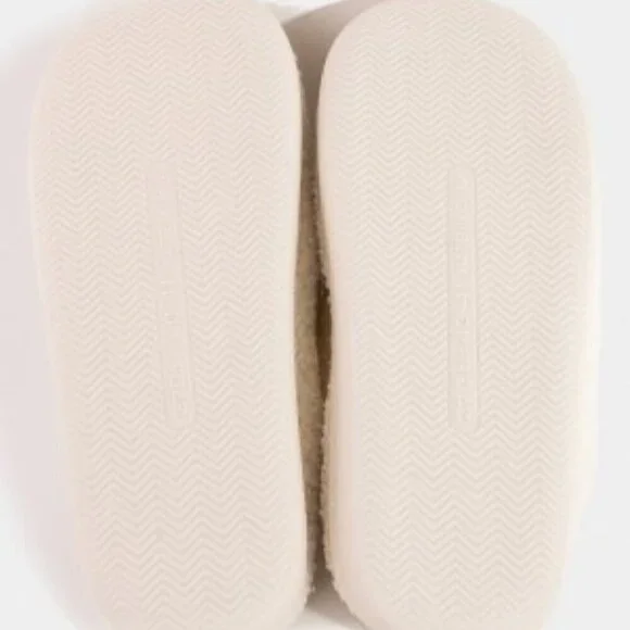 NWT Blue Happy Smiley Face Fuzzy Slippers Women's Size: 8-9 - Picture 3 of 5